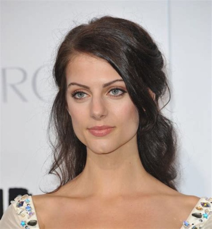 Does Aurora have blue or brown eyes? – Celebrity