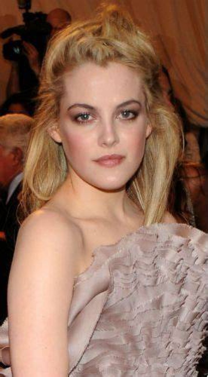 Riley Keough Bra Size, Age, Weight, Height, Measurements