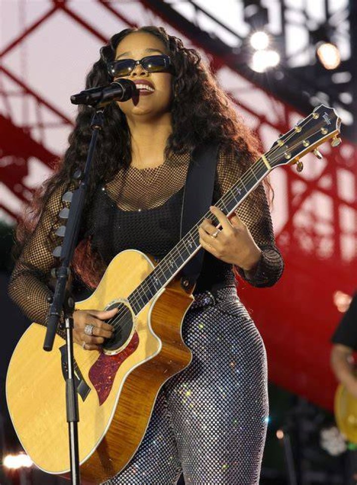 Singer H.E.R. Height Weight Bra Size Body Measurements Facts